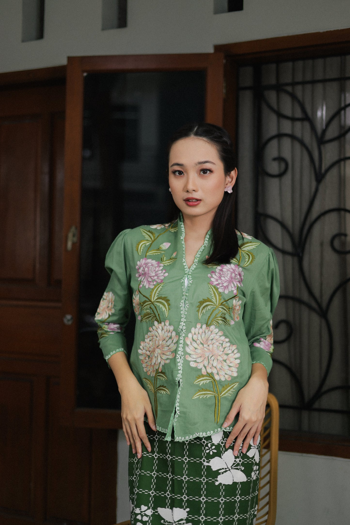 SHORT KEBAYA SERUNI LAWASAN