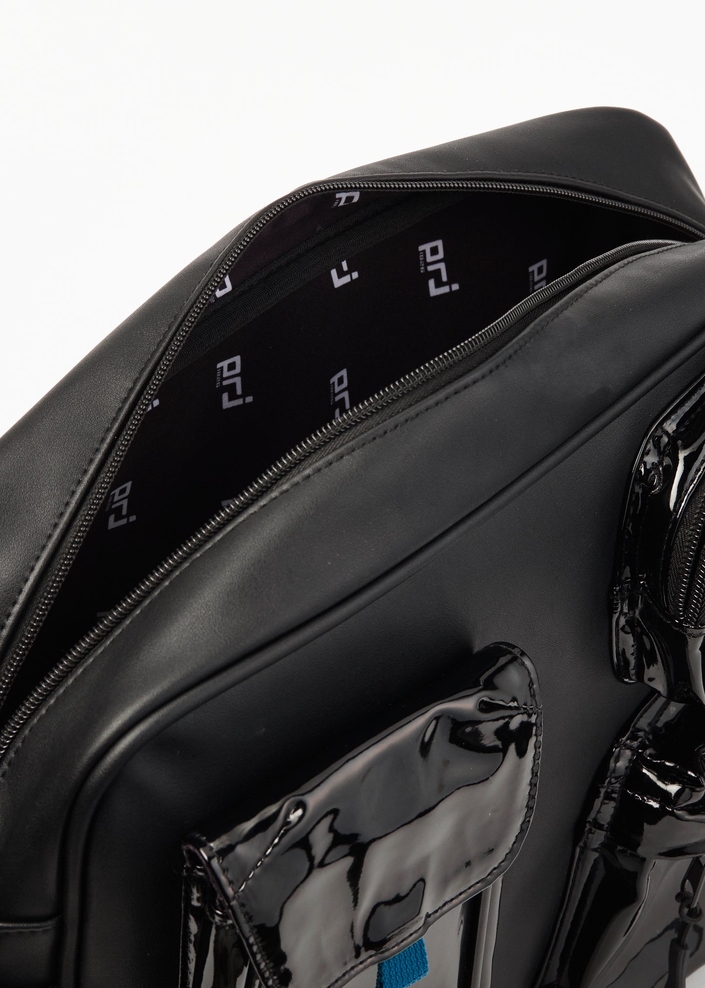 COLTER MULTIPOCKET SLING BEG BLACK