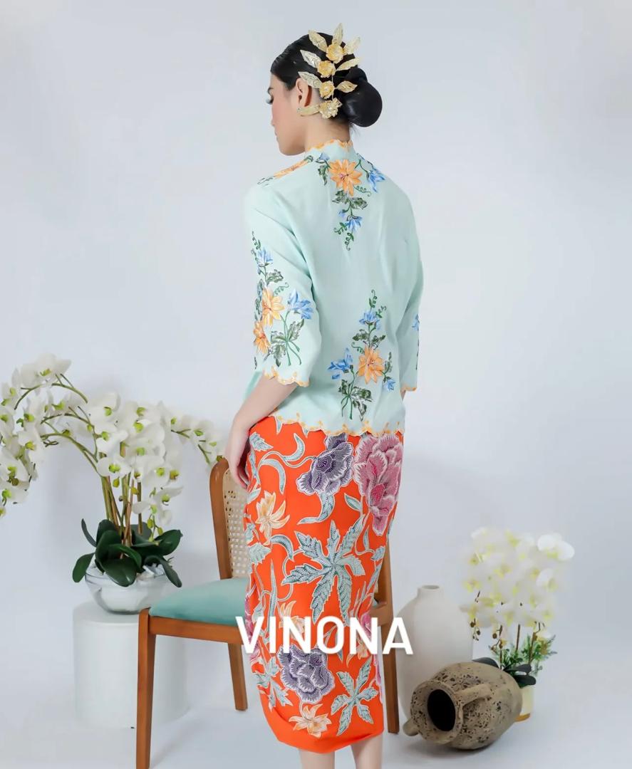 SHORT KEBAYA CONE FLOWER